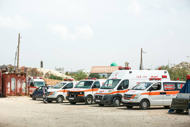 جانب من الاستعدادات لمظاهرات اليوم مسعفون يحملون مصابا خلال مسيرات اليوم