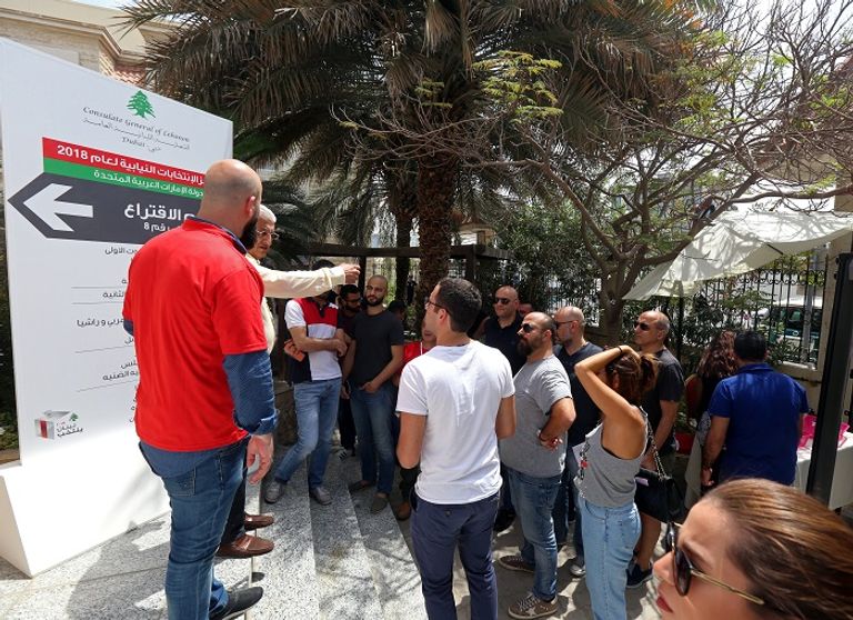 اصطفاف المغتربين أمام قنصلية لبنان في دبي للمشاركة في الانتخابات- رويترز
