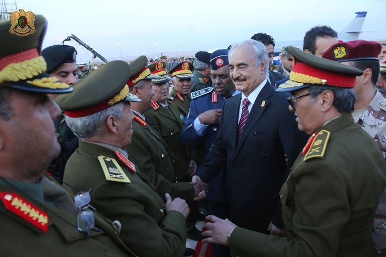 حفتر وسط قادة الجيش فى مطار بنينا المشير خليفة حفتر يصل بنغازي