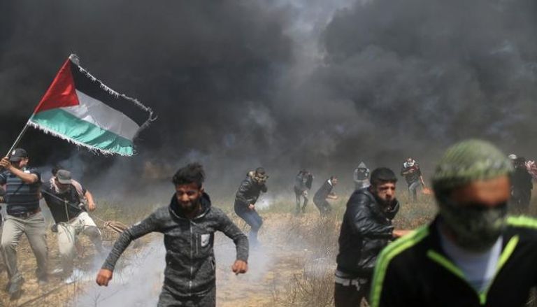 قوات الاحتلال تطلق الرصاص الحي على الشبان الفلسطينيين