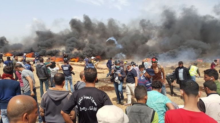 قوات الاحتلال تطلق الرصاص الحي على الشبان الفلسطينيين