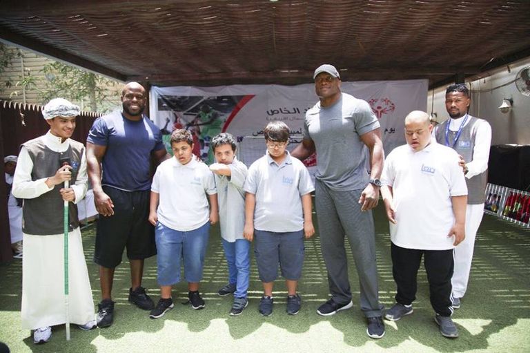 صورة جماعية للاعبو الأولمبياد الخاص مع أشهر مصارعي المحترفين