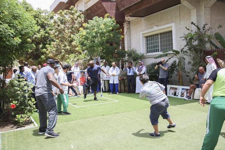 مباراة كرة القدم بين لاعب الأولمبياد الخاص وأحد المصارعين المحترفين