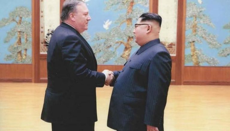 زعيم كوريا الشمالية يصافح وزير الخارجية الأمريكي