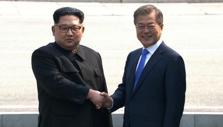 زعيما الكوريتين يتصافحان أثناء لقائهما