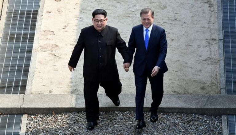 زعيما كوريا الشمالية والجنوبية أثناء لقائهما 