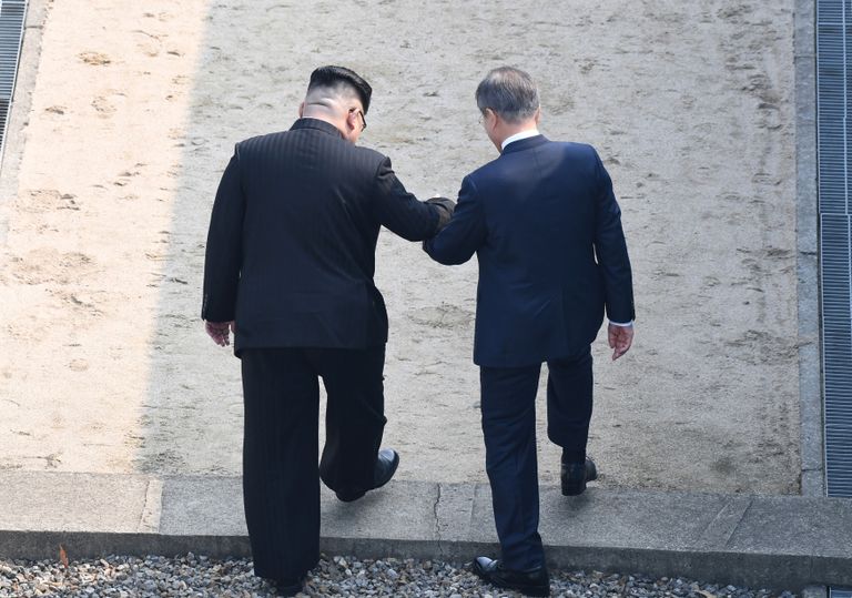 الزعيمان خلال لقائهما زعيما الكوريتين أثناء لقائهما