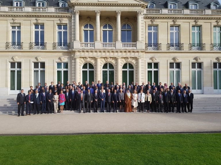 الرئيس الفرنسي متوسطاً كبار حضور المؤتمر بينهم الفريق الشيخ سيف بن زايد آل نهيان الرئيس الفرنسي مصافحا الفريق الشيخ سيف بن زايد آل نهيان أثناء المؤتمر