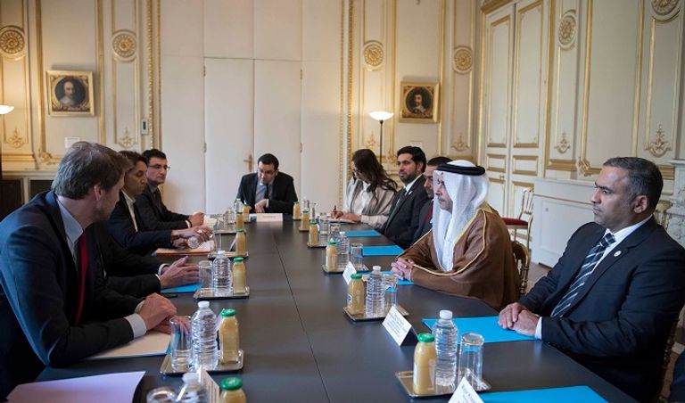 سيف بن زايد أثناء الاجتماع مع وزير الداخلية الفرنسي الرئيس الفرنسي مصافحا الفريق الشيخ سيف بن زايد آل نهيان أثناء المؤتمر