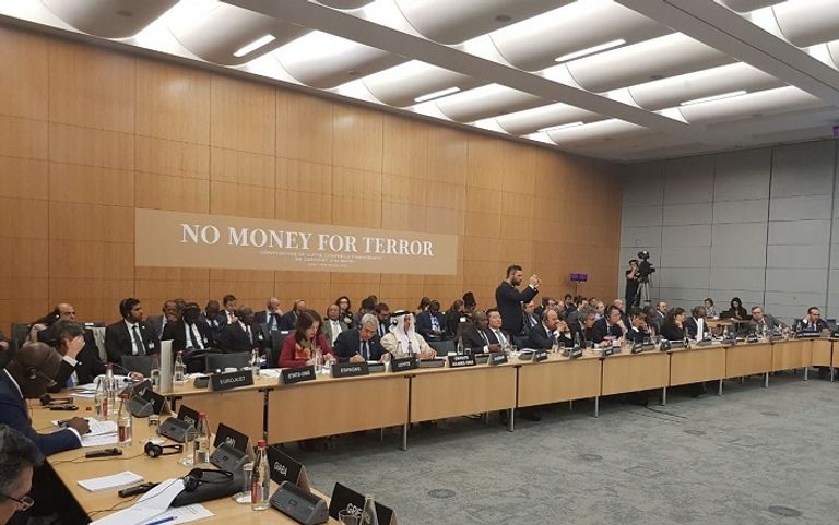 سيف بن زايد أثناء حضوره المؤتمر العالمي في باريس الرئيس الفرنسي مصافحا الفريق الشيخ سيف بن زايد آل نهيان أثناء المؤتمر