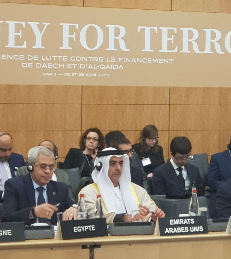 سيف بن زايد أثناء حضوره المؤتمر العالمي في باريس الرئيس الفرنسي مصافحا الفريق الشيخ سيف بن زايد آل نهيان أثناء المؤتمر