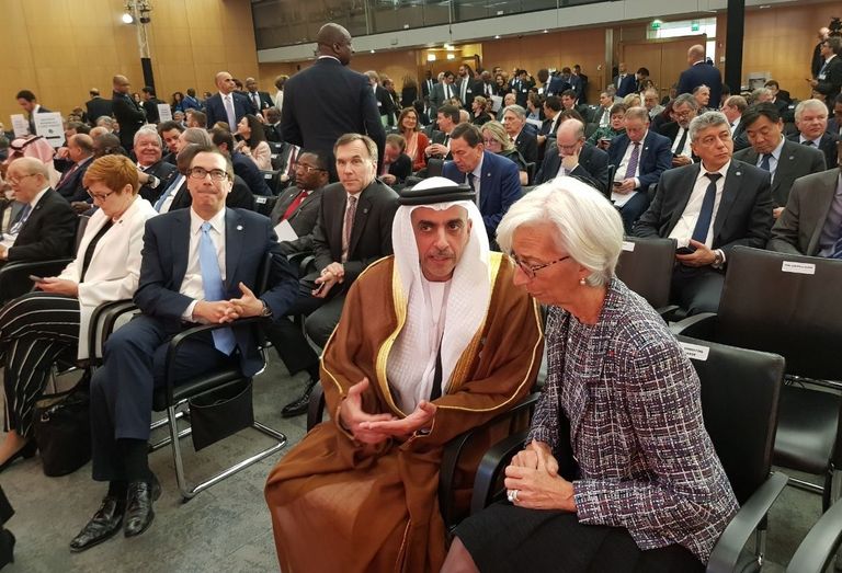 سيف بن زايد في حديث مع كريستينا لاجارد مدير عام الصندوق الدولي قبيل انطلاق الجلسة الختامية للمؤتمر الرئيس الفرنسي مصافحا الفريق الشيخ سيف بن زايد آل نهيان أثناء المؤتمر