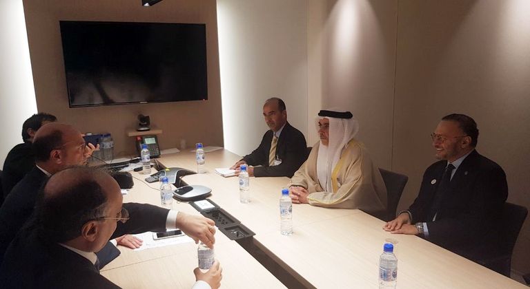 سيف بن زايد وأنور قرقاش أثناء الاجتماع بالوزير الإيطالي الرئيس الفرنسي مصافحا الفريق الشيخ سيف بن زايد آل نهيان أثناء المؤتمر