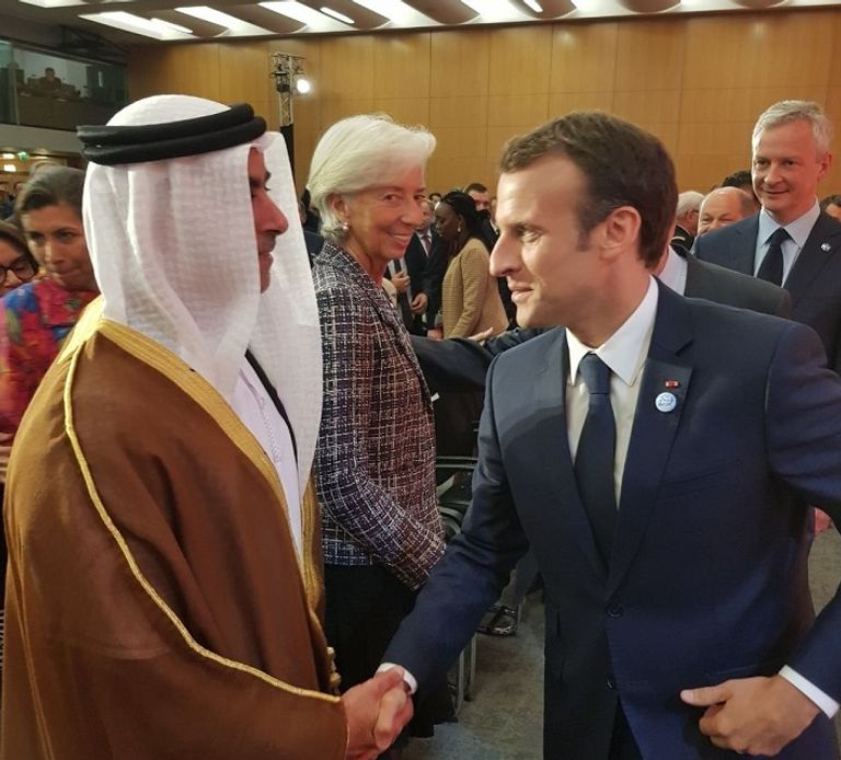 الرئيس الفرنسي مصافحاً الفريق الشيخ سيف بن زايد آل نهيان أثناء المؤتمر الرئيس الفرنسي مصافحا الفريق الشيخ سيف بن زايد آل نهيان أثناء المؤتمر