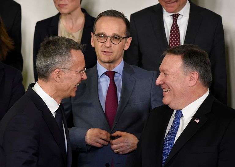 بومبيو في حديث ودي مع ينس ستولتنبرج- أ.ف.ب