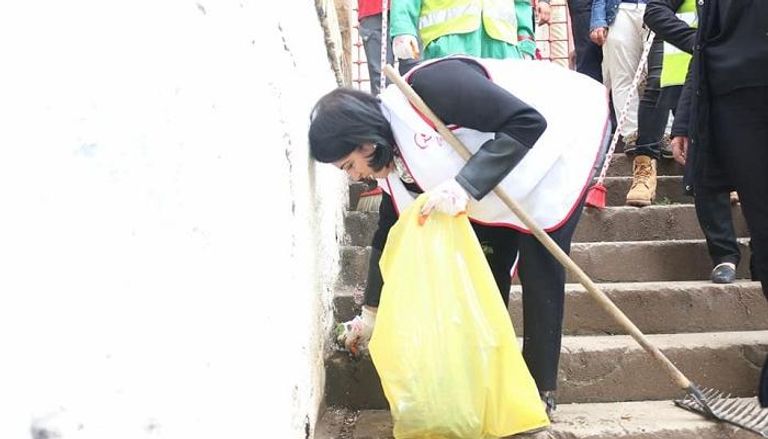 وزيرة البيئة الجزائرية تشارك في حملة تنظيف