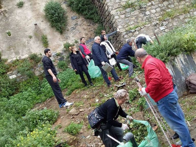 وزيرة البيئة الجزائرية تشارك في حملة تنظيف وزيرة البيئة الجزائرية تشارك في حملة تنظيف