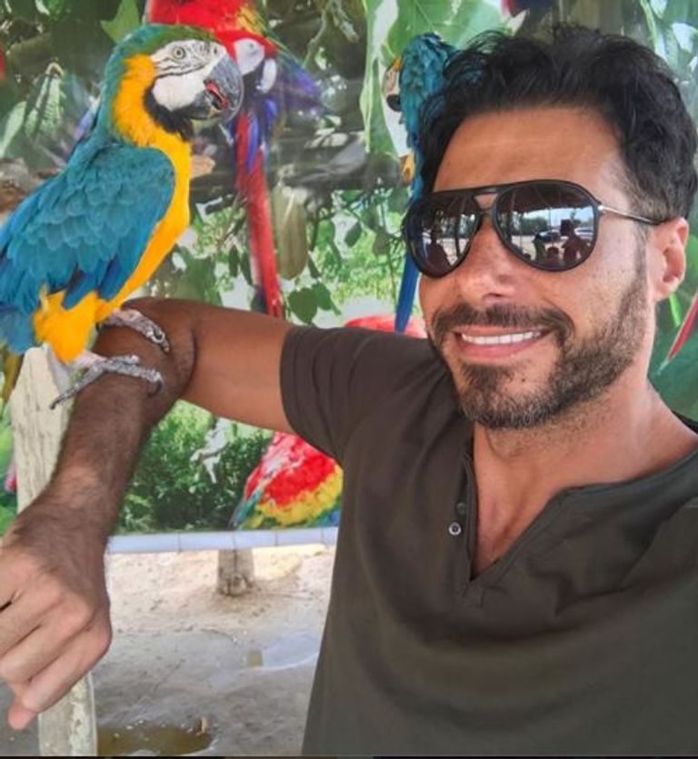 القرد على كتف أحمد السعدني