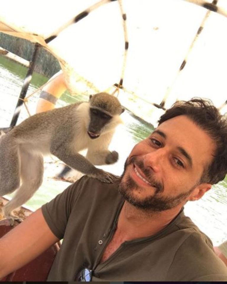 القرد على كتف أحمد السعدني