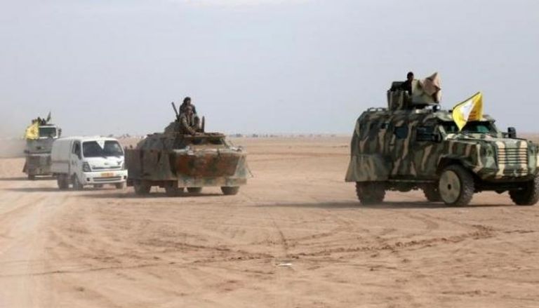 مقاتلون من قوات سوريا الديمقراطية يستقلون مركبات عسكرية شمال الرقة