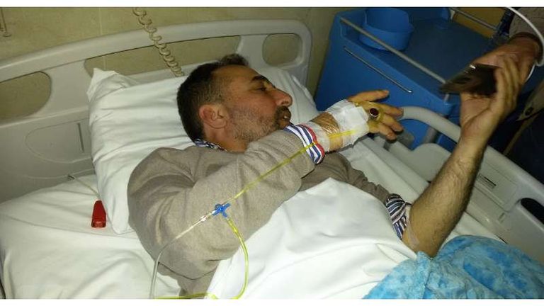 علي الأمين خلال تلقيه العلاج