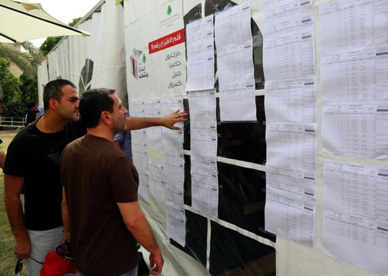الناخبون خلال الإدلاء بأصواتهم في المرحلة الأولى للتصويت بالخارج