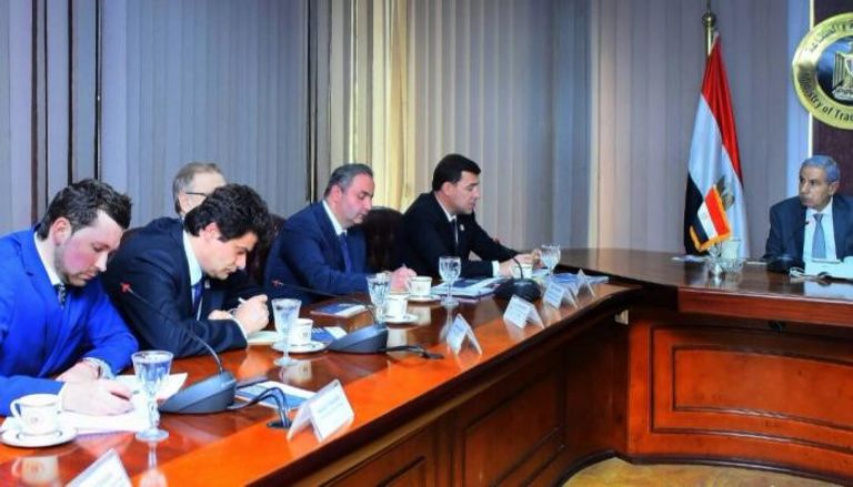وزير التجارة والصناعة المصري خلال اجتماعه بوفد روسي