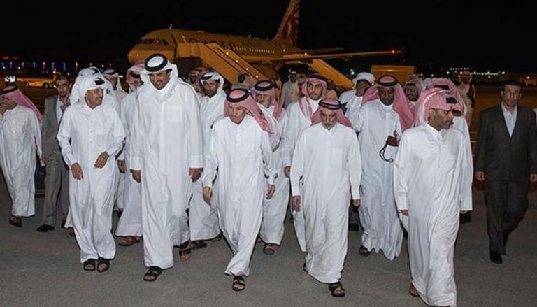 أمير قطر تميم بن حمد آل ثاني مع المختطفين الذين حررتهم أمواله تنظيم الحمدين أهدر أموال القطريين على دعم الإرهاب حول العالم