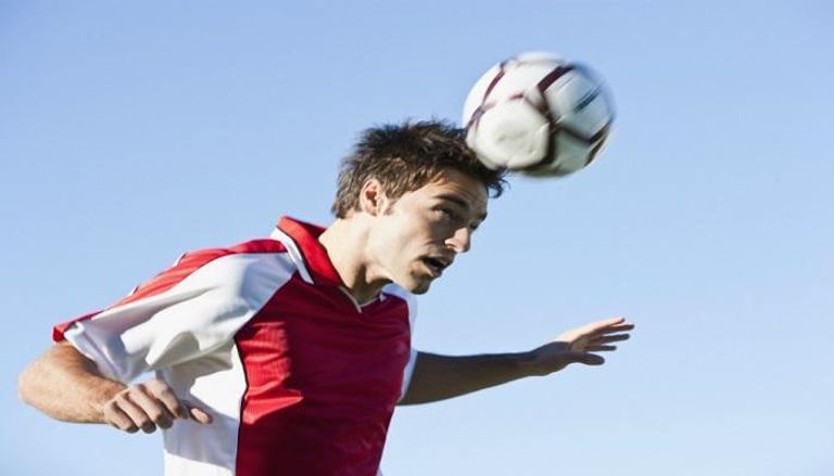 تسديد الكرة بالرأس يؤثر على ذاكرة اللاعبين