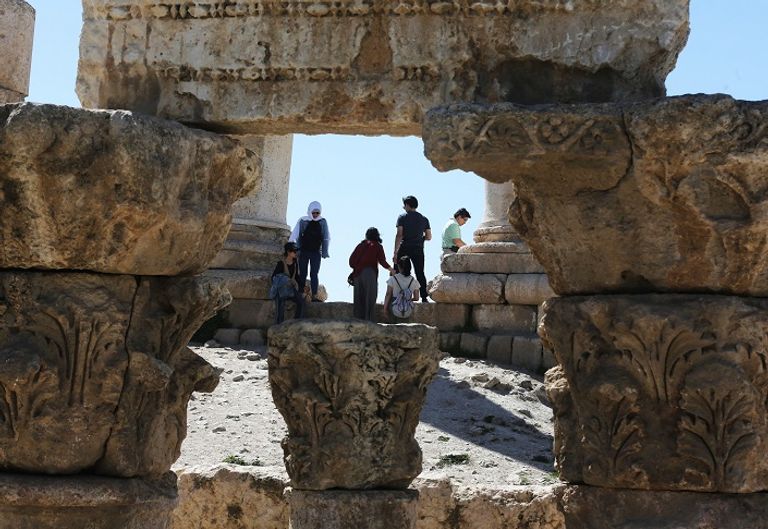 إحدى السائحات تزور قلعة أثرية في عمان