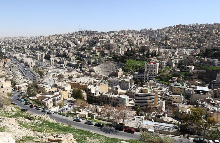 إحدى السائحات تزور قلعة أثرية في عمان