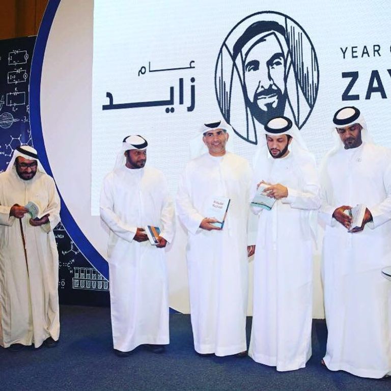 باحث إماراتي يوقع كتابه في معرض أبوظبي للكتاب