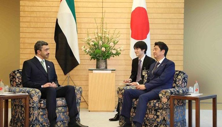 لقاء سابق بين رئيس وزراء اليابان والشيخ عبدالله بن زايد آل نهيان