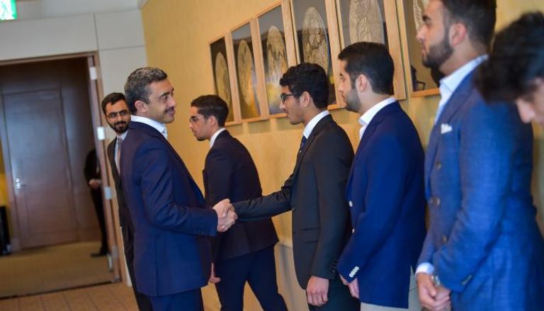 لقاء سابق بين رئيس وزراء اليابان والشيخ عبدالله بن زايد آل نهيان