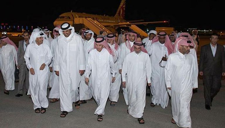 أمير قطر تميم بن حمد مع المختطفين الذين حررتهم أمواله