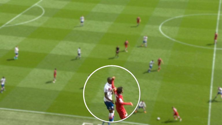 لقطة إحتكاك محمد صلاح وبرونو مارتينس إندي في مباراة ليفربول وستوك سيتي