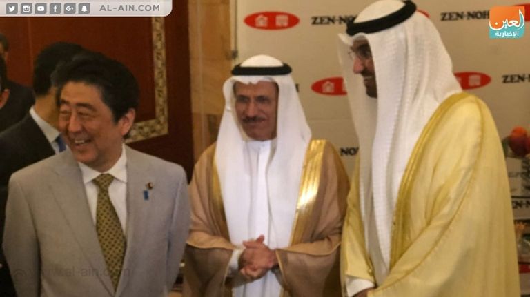 رئيس وزراء اليابان مع وزير الاقتصاد الإماراتي