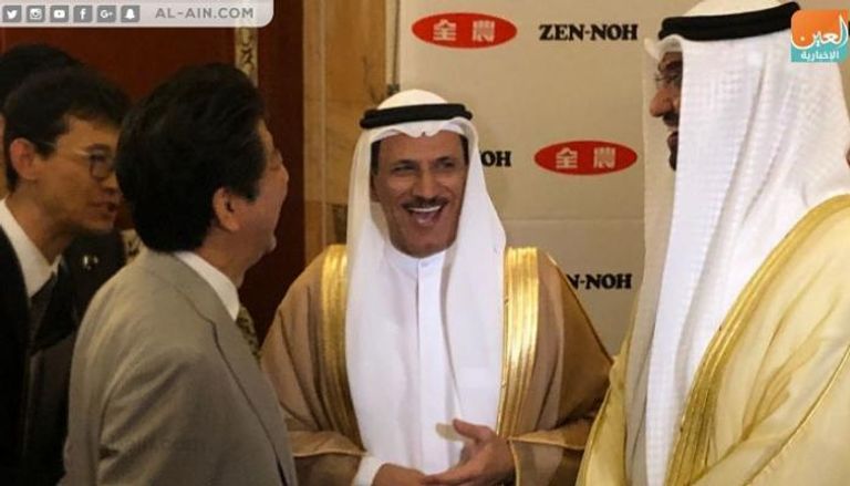 رئيس وزراء اليابان مع وزير الاقتصاد الإماراتي