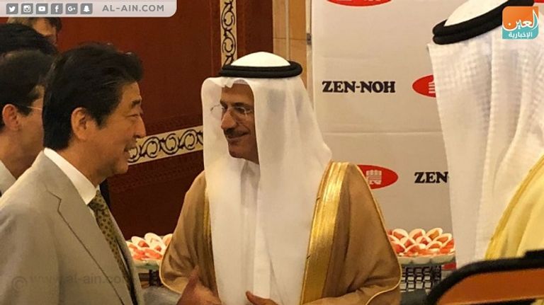 رئيس وزراء اليابان مع وزير الاقتصاد الإماراتي