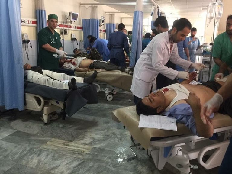 المصابون يتلقون العلاج داخل إحدى المستشفيات بكابول عناصر من الأمن الأفغاني - أرشيفية