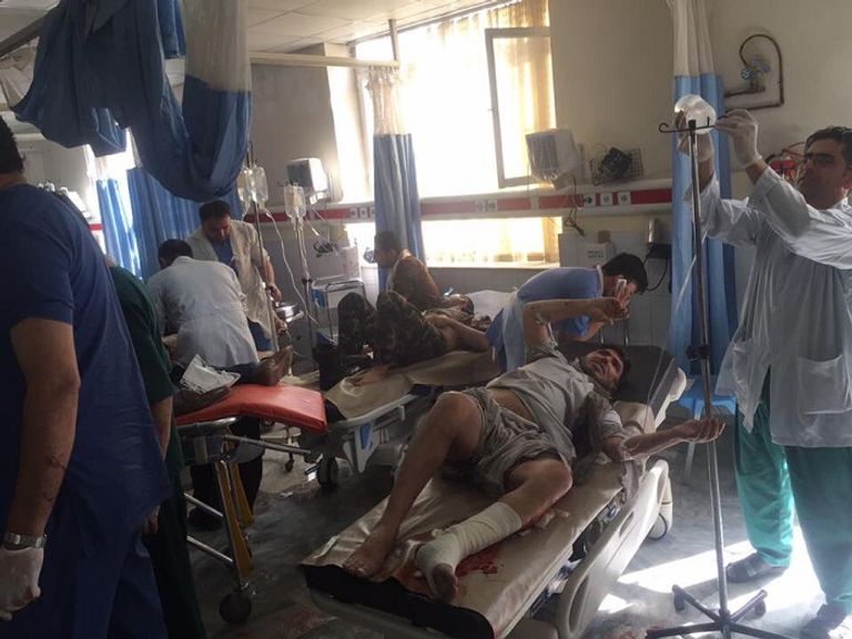 المصابون يتلقون العلاج داخل أحد المستشفيات بكابول عناصر من الأمن الأفغاني - أرشيفية