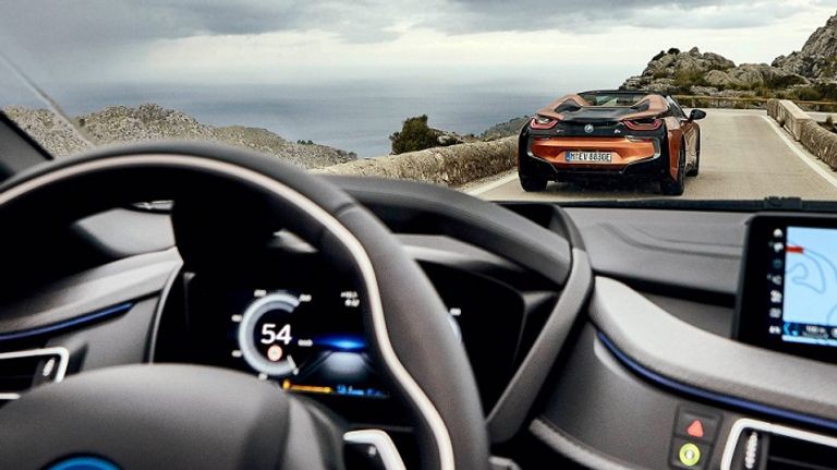 بي إم دبليو i8 2019.. تجمع الحاضر والمستقبل