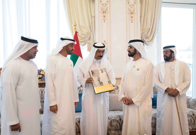 أثناء تسلم كتاب "أم كلثوم في أبوظبي"