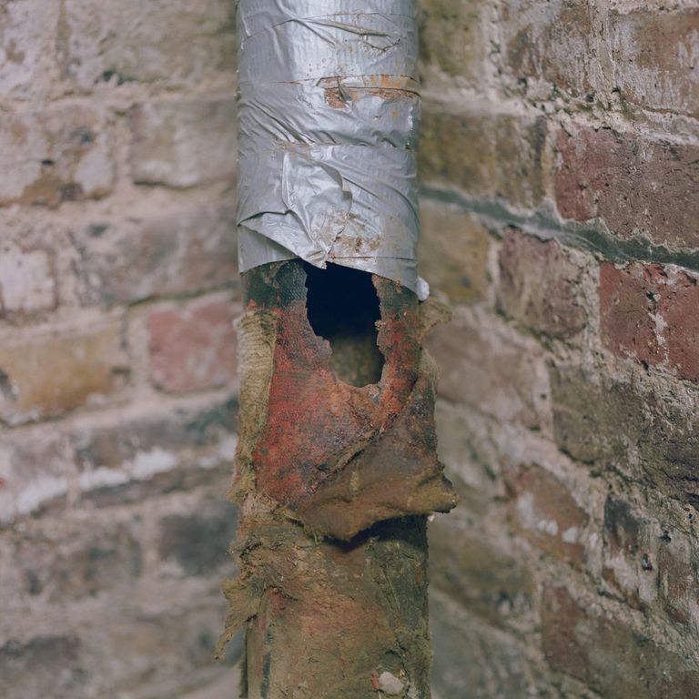 قصر وستمنستر المطل على نهر التايمز وفيه برج ساعة بيج بن الشهير