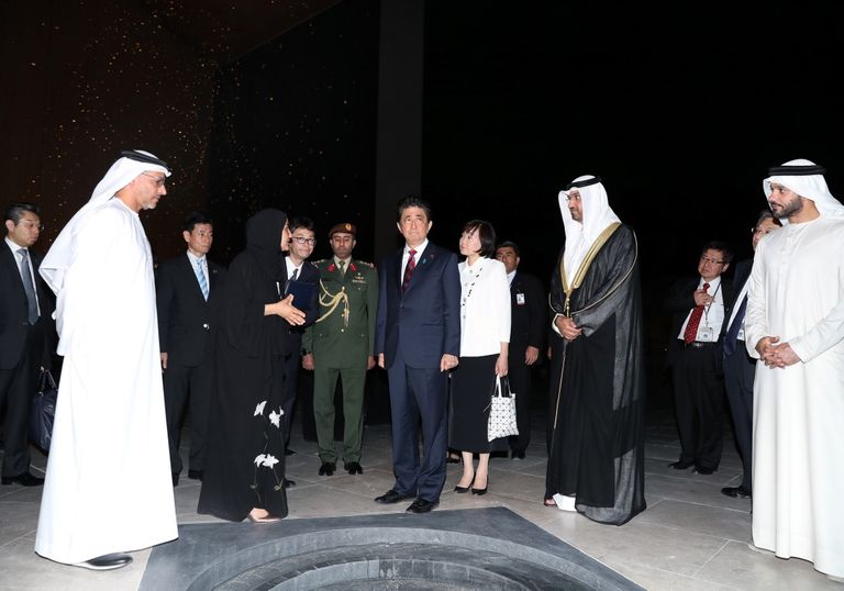 رئيس الوزراء الياباني شينزو آبي  يزور "صرح زايد المؤسس"