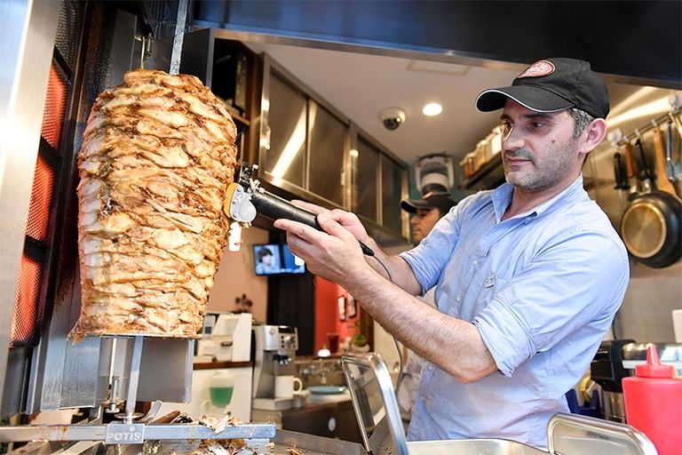 شاورما علي يحظى بشعبية كبيرة لدى موظفي الشركات العائدين من العمل