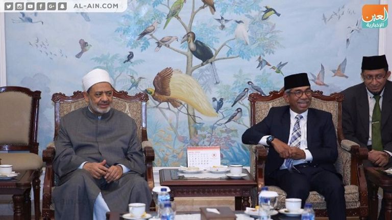 الأمام الأكبر لدى وصوله مطار جاكرتا