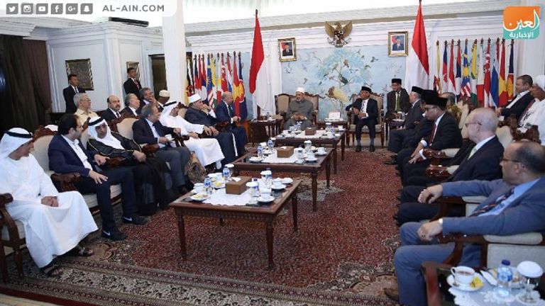 الأمام الأكبر لدى وصوله مطار جاكرتا