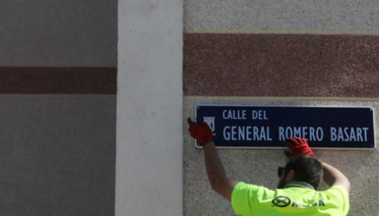 إزالة لافتات مرتبطة بحكم الدكتاتور الإسباني فرانسيسكو فرانكو