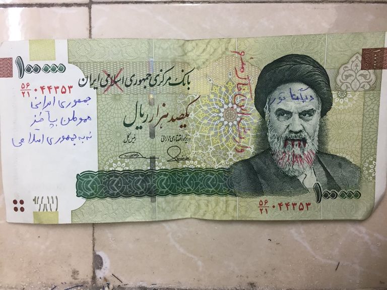 انتقادات حادة لأركان نظام الملالي عبر العملات الورقية